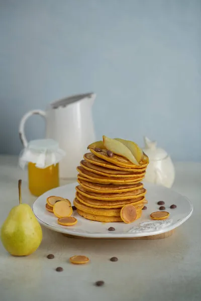 Gebäck Pfannkuchen Mit Kürbis Und Birne Karamell Hintergrund Honig — Stockfoto