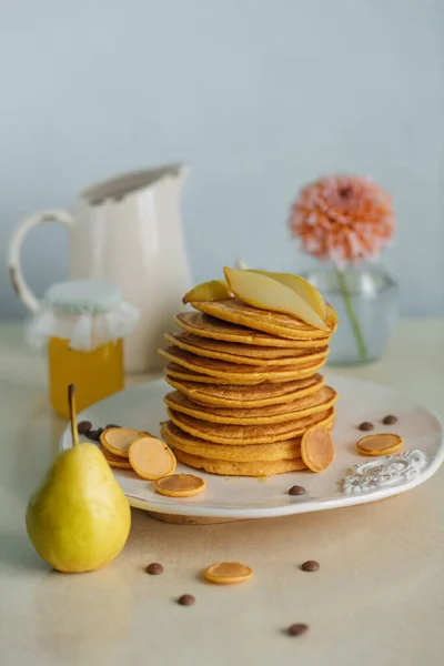 Gebäck Pfannkuchen Mit Kürbis Und Birne Karamell Hintergrund Honig — Stockfoto