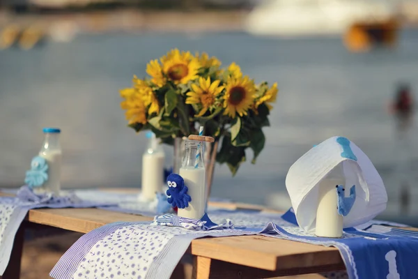 Sunflower and milk — Stock Photo, Image