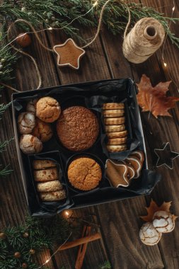 Ev yapımı kekler, çikolatalı bisküviler, çay bisküvileri, çikolatalı pastalar, hediye bisküviler, fındıklı kurabiyeler.