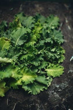 Yararlı bir bitki, lahana, yeşil sebze ve bir sürü vitamin.