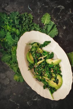 Yararlı bir bitki, lahana, yeşil sebze ve bir sürü vitamin.