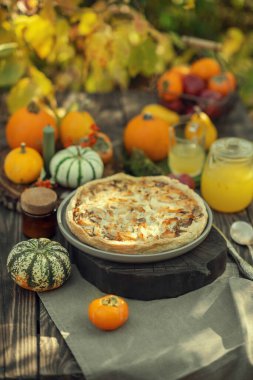 Mutfak hamur işleri, sebzeli turta ya da balkabaklı meyve.