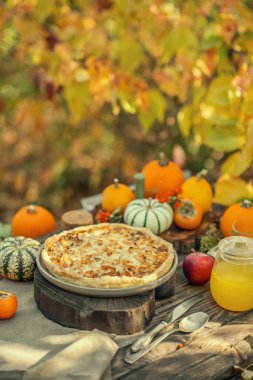 Mutfak hamur işleri, sebzeli turta ya da balkabaklı meyve.