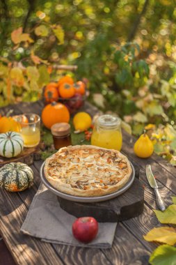 Mutfak hamur işleri, sebzeli turta ya da balkabaklı meyve.