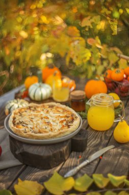 Mutfak hamur işleri, sebzeli turta ya da balkabaklı meyve.