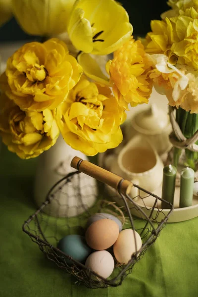 Decorazione Tavolo Pasquale Uova Pasqua Sfondo Verde — Foto Stock