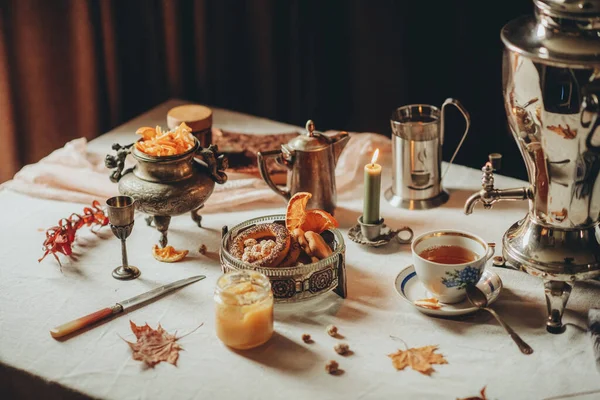 Παραδοσιακό Τσάι Ρύθμιση Τραπεζιού Για Τσάι Τσάι Μπαχαρικά — Φωτογραφία Αρχείου