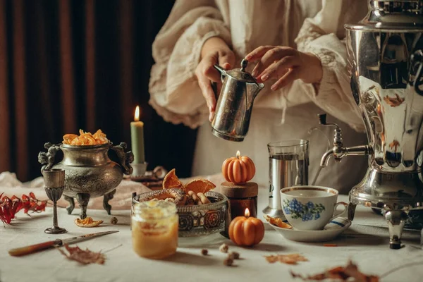 伝統的なお茶を飲む お茶を飲むためのテーブルセッティング スパイスティー — ストック写真