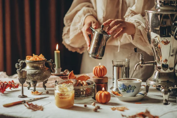 伝統的なお茶を飲む お茶を飲むためのテーブルセッティング スパイスティー — ストック写真
