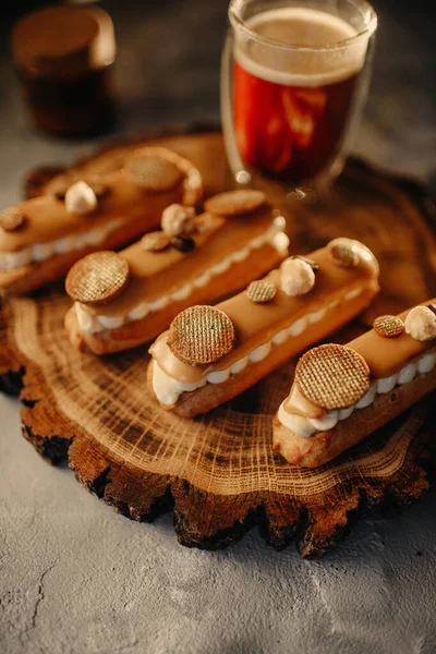 Yapımı Kekler Kremalı Tatlı Ekini Yenilebilir Dekor — Stok fotoğraf