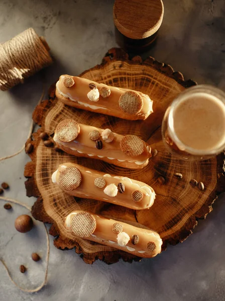 Hembakade Kakor Dessert Eclair Med Grädde Och Ätlig Inredning — Stockfoto