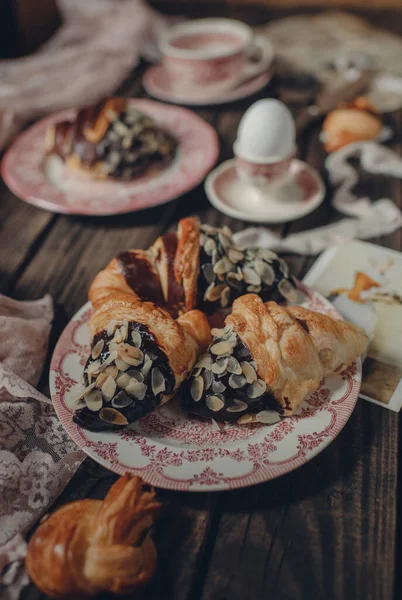 Croissant Con Chocolate Almendras Para Desayuno — Foto de Stock