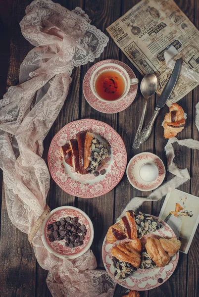 Croissant Chocolate Almonds Breakfast Tea — Stockfoto