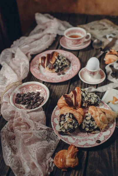 Croissant Mit Schokolade Und Mandeln Zum Frühstückstee — Stockfoto