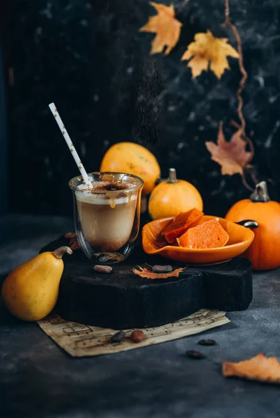 Caffè Caldo Con Latte Zucca Spezie Nei Colori Scuri — Foto Stock