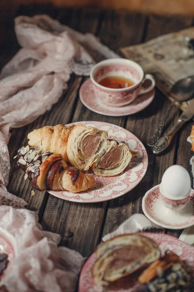 Croissant Mit Schokolade Und Mandeln Zum Frühstückstee — Stockfoto