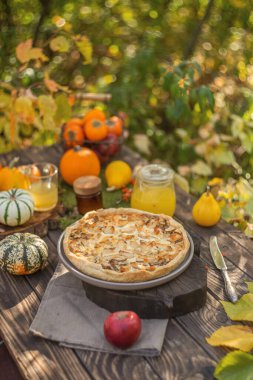 Mutfak hamur işleri, sebzeli turta ya da balkabaklı meyve.