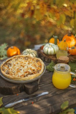 Mutfak hamur işleri, sebzeli turta ya da balkabaklı meyve.