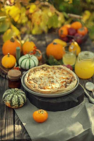 Mutfak hamur işleri, sebzeli turta ya da balkabaklı meyve.