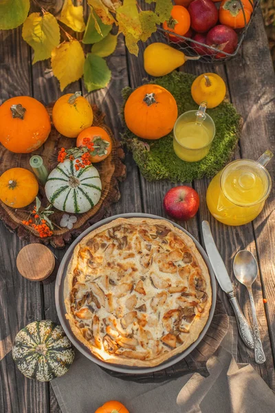 Mutfak hamur işleri, sebzeli turta ya da balkabaklı meyve.