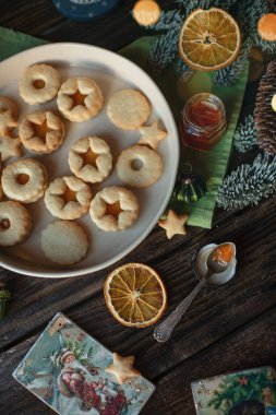 Ev yapımı hamur işleri tabakta doldurulmuş tatlı bisküviler.
