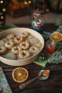 Ev yapımı hamur işleri tabakta doldurulmuş tatlı bisküviler.