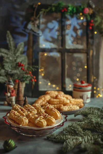 Dessert Kuchen Mit Sahne Neujahrs Und Weihnachtsdekor Auf Dem Hintergrund — Stockfoto