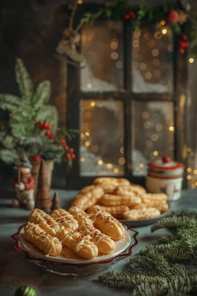 在新年和圣诞装饰的背景下 甜点蛋糕加奶油在窗户上 — 图库照片