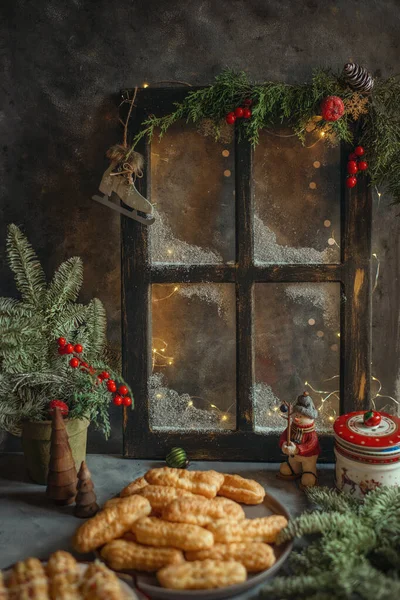 Masukkan Kue Dengan Krim Tahun Baru Dan Dekorasi Natal Latar — Stok Foto