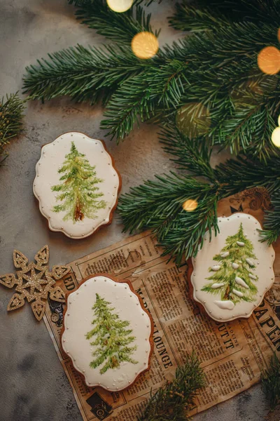 Plätzchen Honig Lebkuchen Mit Zuckerguss Mit Einem Neujahrsmuster Bedeckt — Stockfoto