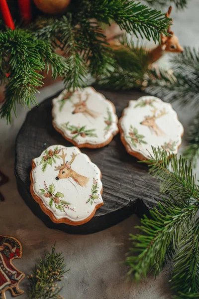 Biscoitos Mel Gengibre Coberto Com Cereja Com Padrão Ano Novo — Fotografia de Stock