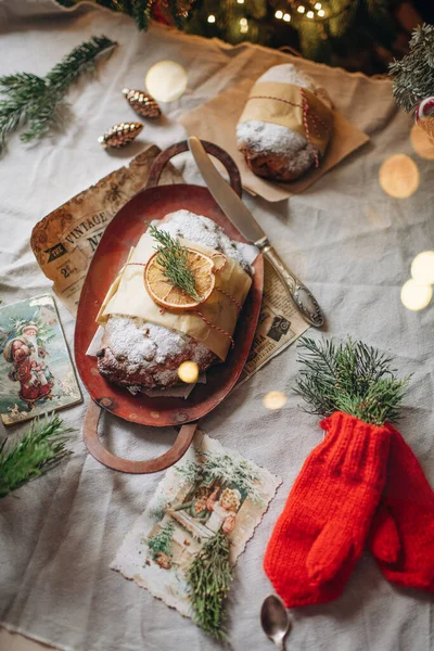 Stollen Wypieki Świąteczne Ozdobione Dekoracjami Świątecznymi — Zdjęcie stockowe