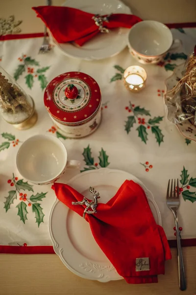 Weihnachtliche Tischdekoration Rot Und Grüntönen Esszimmerdekor — Stockfoto