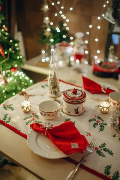 Weihnachtliche Tischdekoration Rot Und Grüntönen Esszimmerdekor — Stockfoto