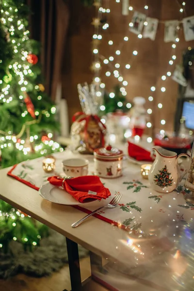 Cenário Mesa Estilo Natal Tons Vermelhos Verdes Decoração Sala Jantar — Fotografia de Stock