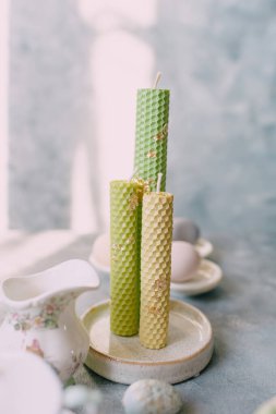 Bahar Paskalyası hala hayat, Paskalya yumurtaları çiçeklerle pastel renklerde.