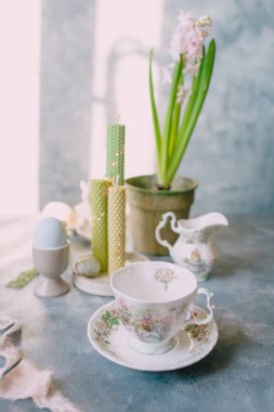 Bahar Paskalyası hala hayat, Paskalya yumurtaları çiçeklerle pastel renklerde.