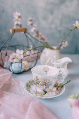 Bahar Paskalyası hala hayat, Paskalya yumurtaları çiçeklerle pastel renklerde.