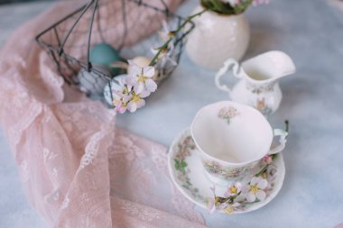 Bahar Paskalyası hala hayat, Paskalya yumurtaları çiçeklerle pastel renklerde.