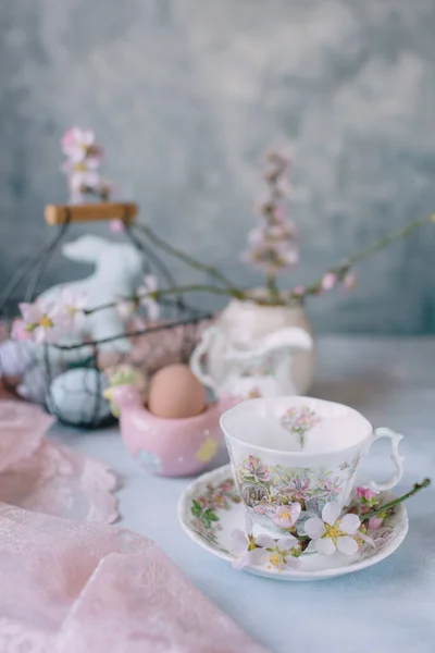 Natura Morta Pasqua Primavera Uova Pasqua Colori Pastello Con Fiori — Foto Stock