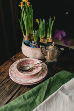 Çanak çömlek ve çiçeklerle bahar masa dekorasyonu