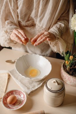 Kadınların elleri hamur işini pişirmek için hamur hazırlıyor.