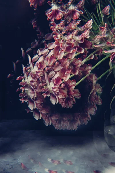 Boeket Rode Tulpenbloemen Een Transparante Vaas — Stockfoto