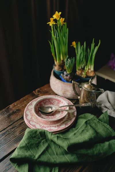 Vårbord Dekoration Med Porslin Och Blommor — Stockfoto