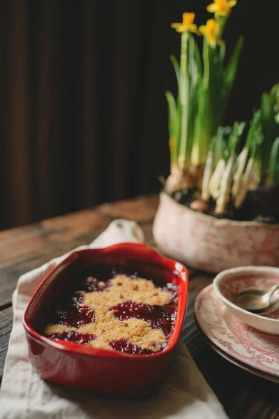 Десерт Вишневого Пирога Червоній Керамічній Тарілці — стокове фото