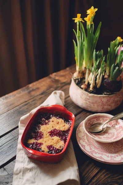 Десерт Вишневого Пирога Червоній Керамічній Тарілці — стокове фото