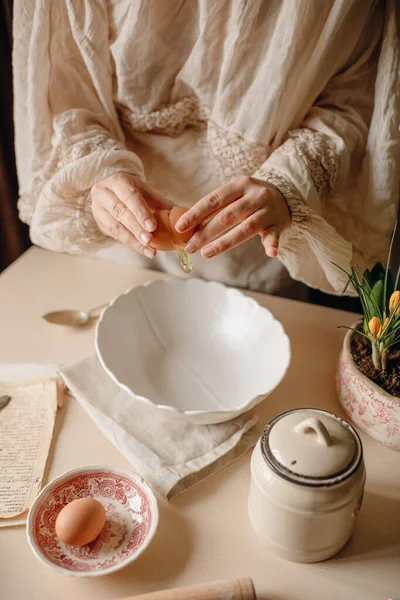 Damskie Dłonie Przygotowujące Ciasto Pieczenia Bułek — Zdjęcie stockowe