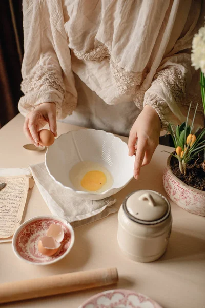 Kadınların Elleri Hamur Işini Pişirmek Için Hamur Hazırlıyor — Stok fotoğraf