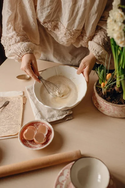 Mani Delle Donne Che Preparano Pasta Cuocere Panini — Foto Stock